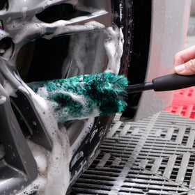 oesee close-up of ultra soft wool bristles holding cleaning solution
