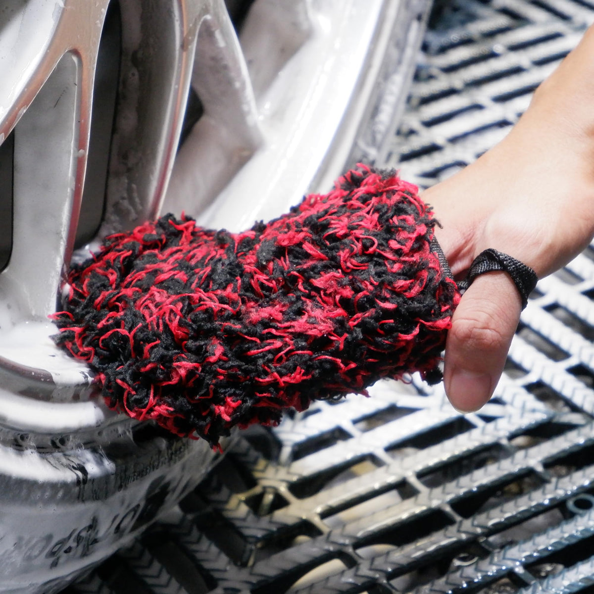 oesee microfiber towel drying a wheel to prevent water spots and streaks