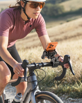 OMOTON BK01 on a commuter bike in urban setting for real-world riding use
