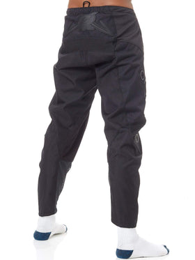 O'NEAL Element knee panel close-up showing reinforced protection benefit