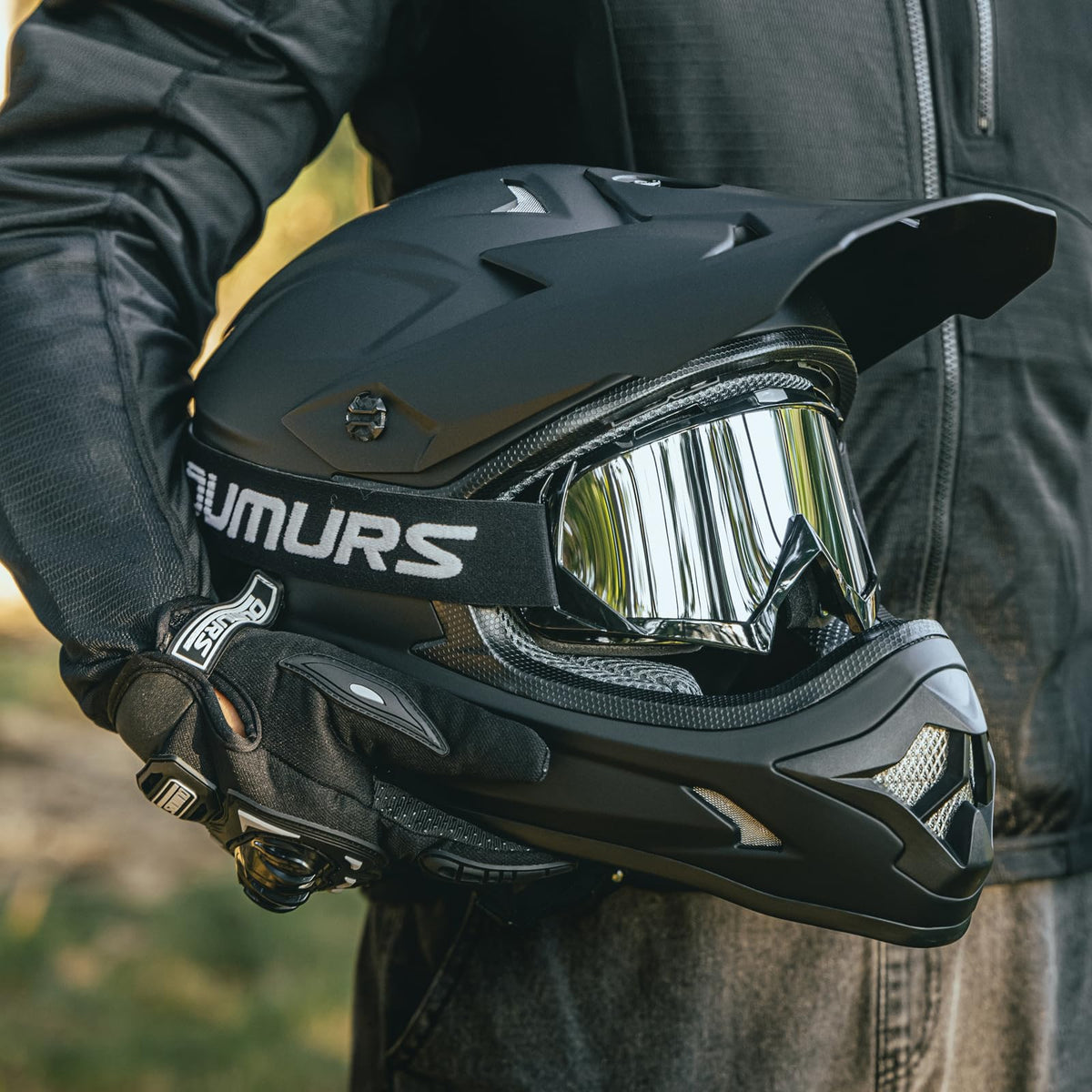 Oumurs helmet beside ruler showing size L fit and correct measurement