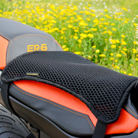 Pelucton on motorcycle during urban commute enhances rider comfort