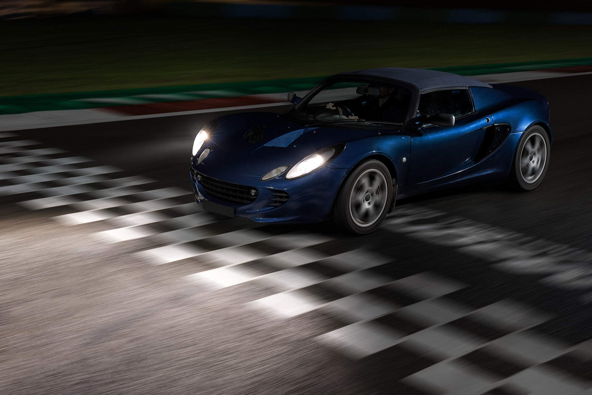 PHILIPS RacingVision GT200 beam pattern demo on road showing longer, clearer illumination