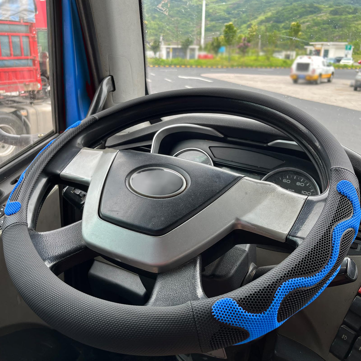 PINCTROT front view of XL steering wheel cover showing full fit and color benefit