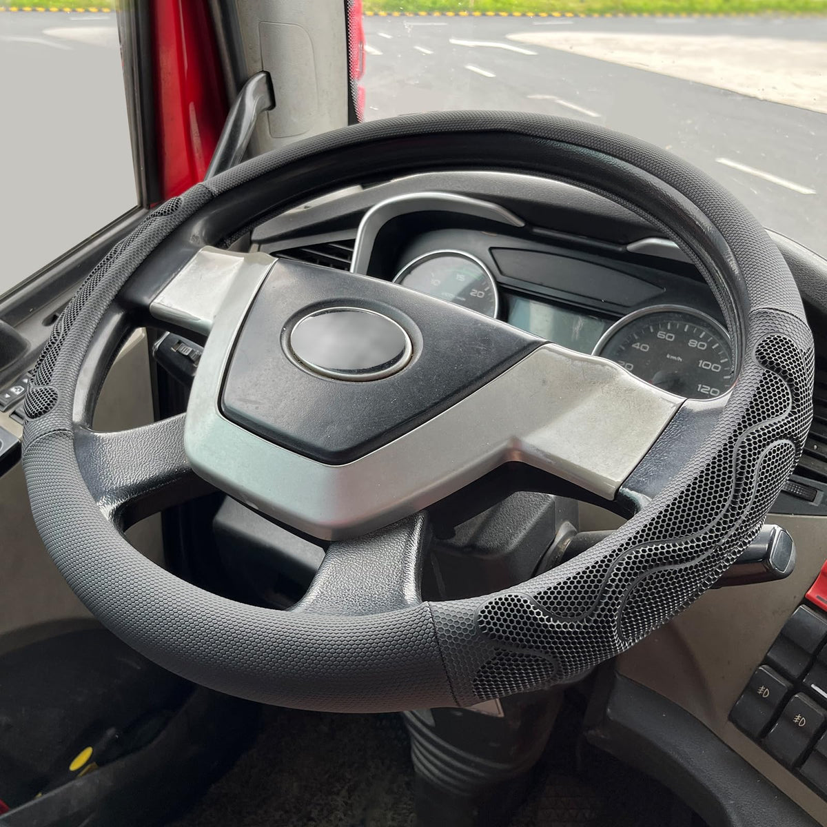 PINCTROT front view showing full XL steering wheel cover and fit comfort