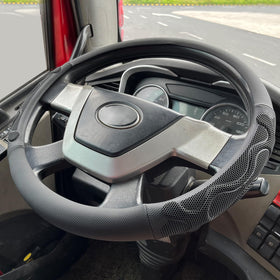 PINCTROT front view showing full XL steering wheel cover and fit comfort