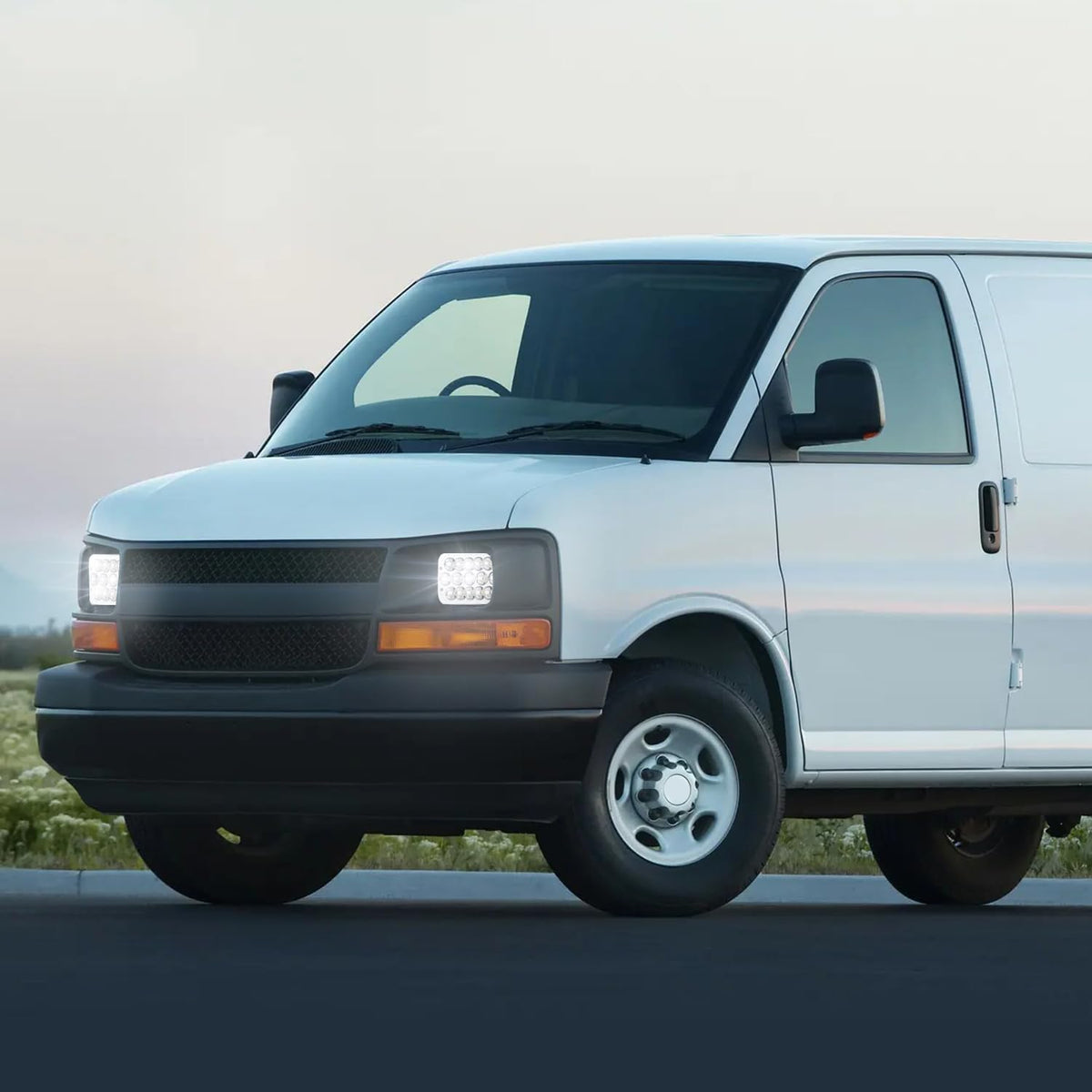 PM PERFORMOTOR night-drive scene illustrating 5000K white light improving night visibility