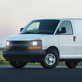 PM PERFORMOTOR night-drive scene illustrating 5000K white light improving night visibility