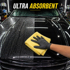 POLIVON towel polishing a glossy hood for improved shine