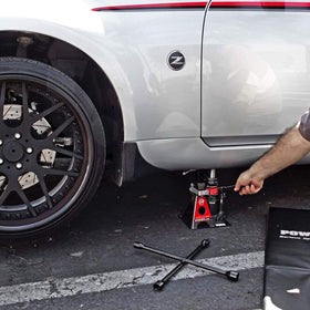 Powerbuilt Unijack handle and pump action illustrating fast hydraulic lift