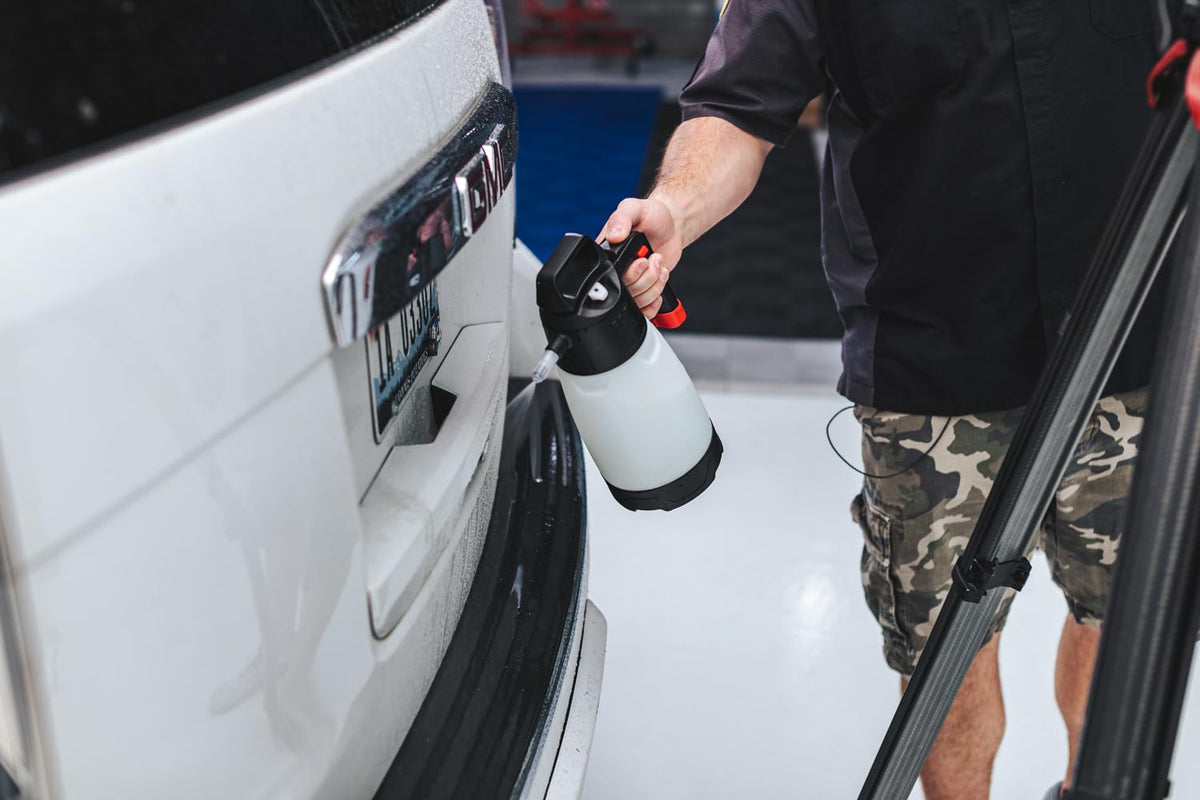 Microfiber wiping a panel after P&S rinseless wash leaving a smooth finish benefit