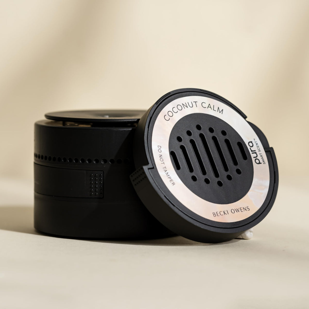 Pura Coconut Calm fragrance pouring detail illustrating long-lasting scent delivery