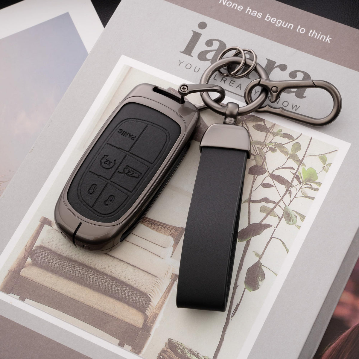 Qunzes heavy-duty keychain clasp detail showing secure attachment benefit