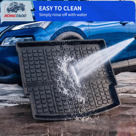 Rongtaod mat repelling spilled drink to demonstrate waterproof protection