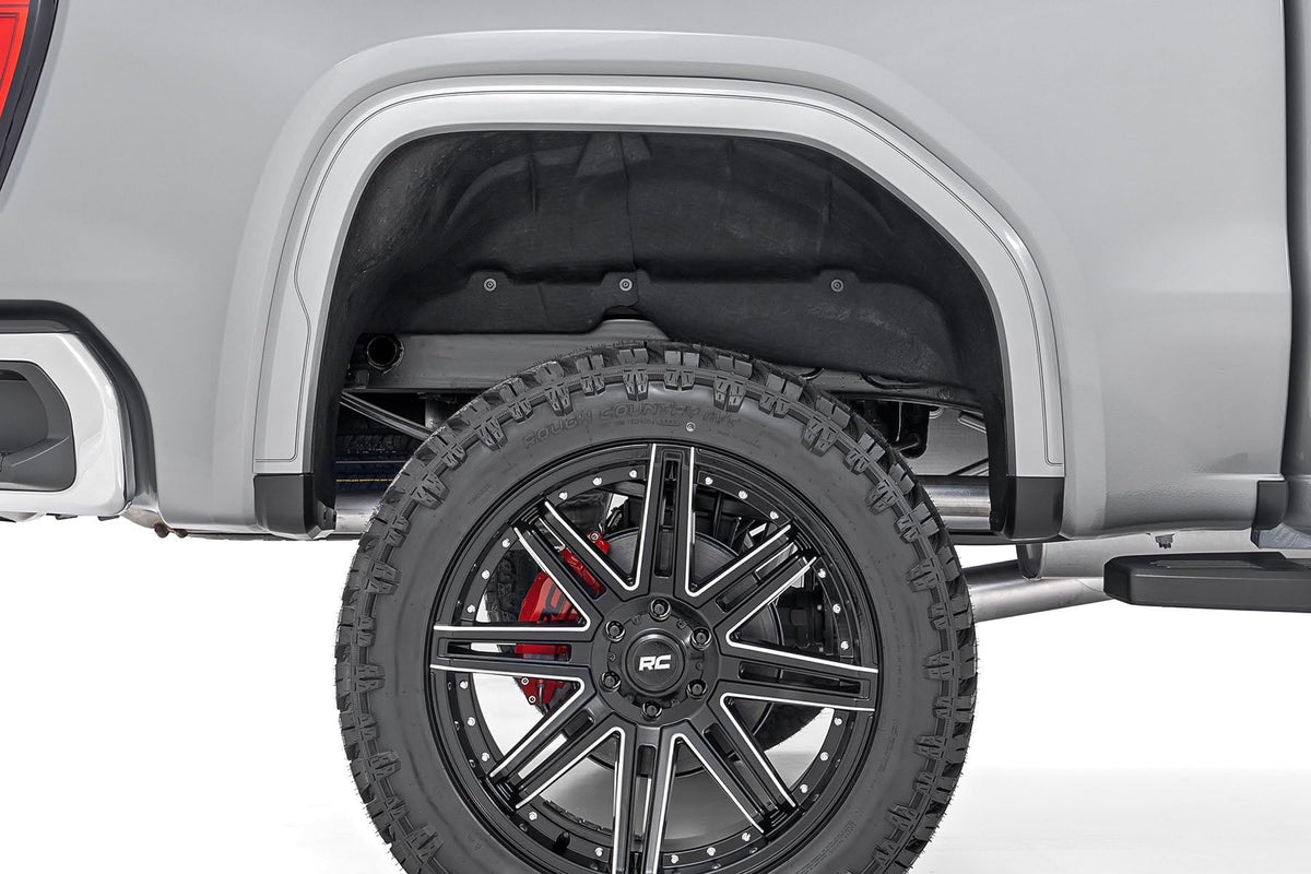 Rough Country lifestyle shot of Sierra with deletes highlighting refined look