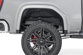 Rough Country lifestyle shot of Sierra with deletes highlighting refined look