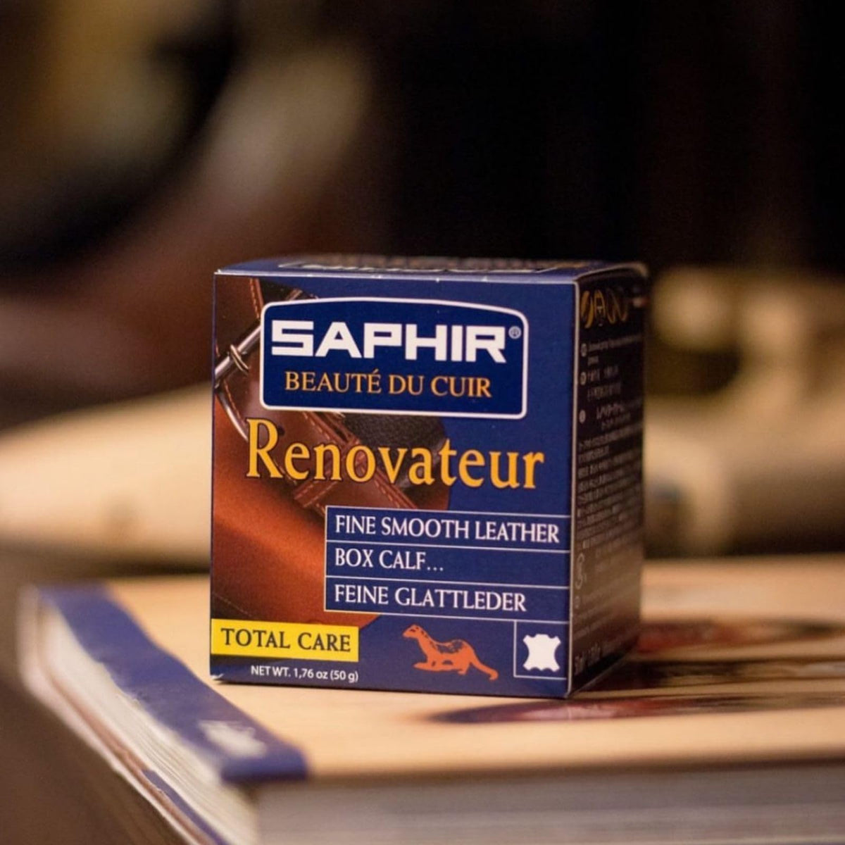 SAPHIR Renovateur close-up of cream texture, showing smooth beeswax-mink formulation benefit