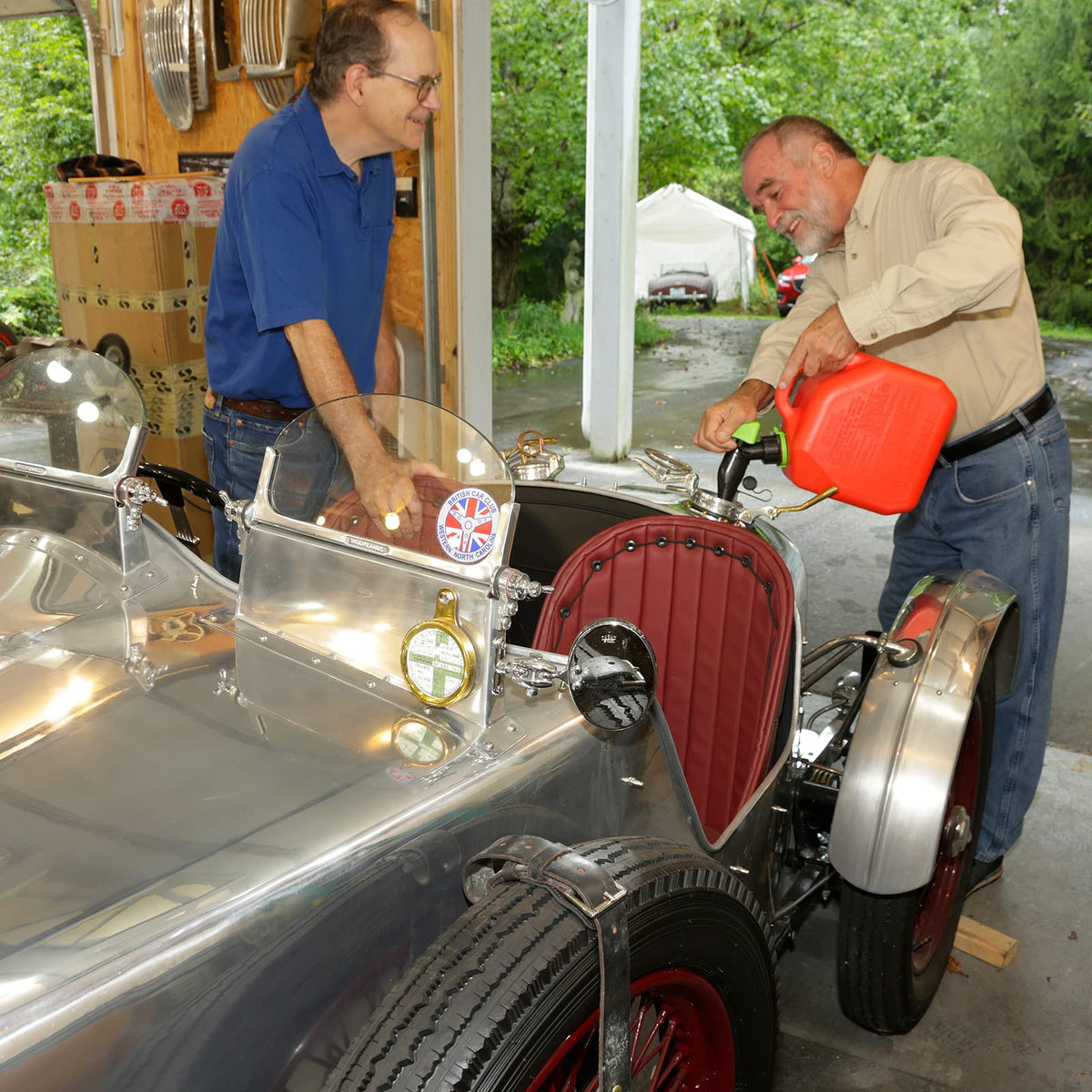 Scepter pouring fuel into lawnmower benefit: spill-reduced accurate refilling