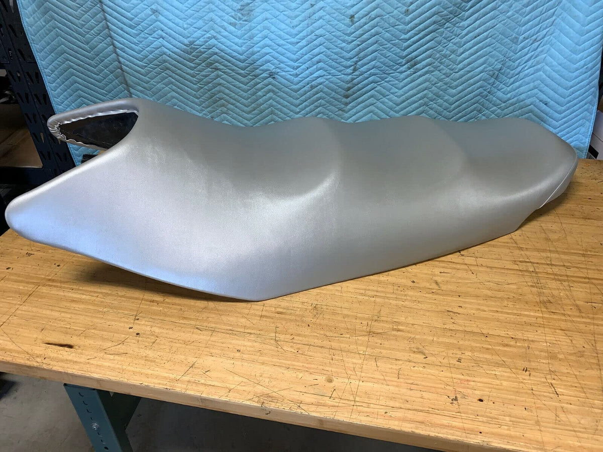 seat cover edge and seam detail during installation, seat-cover easy-to-fit benefit