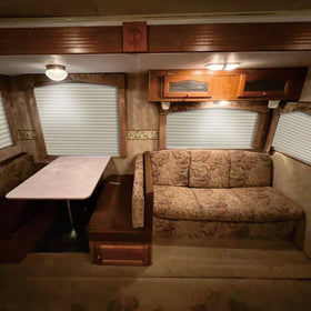 SHADEPLUS lifestyle interior with daylight reduced and cozy ambiance benefit