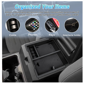 Sinminou in-use image with driver opening organizer one-handed for convenience