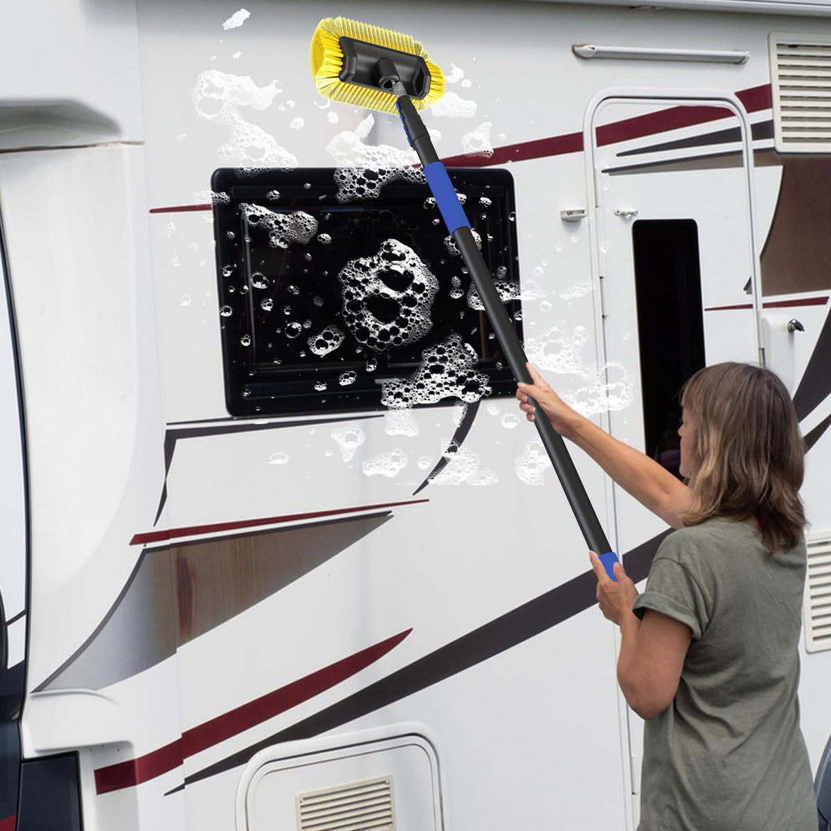 SKGPOLE brush in use washing an SUV roof for safer elevated cleaning