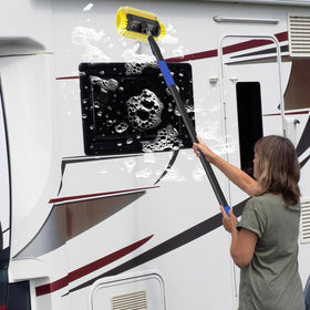 SKGPOLE brush in use washing an SUV roof for safer elevated cleaning