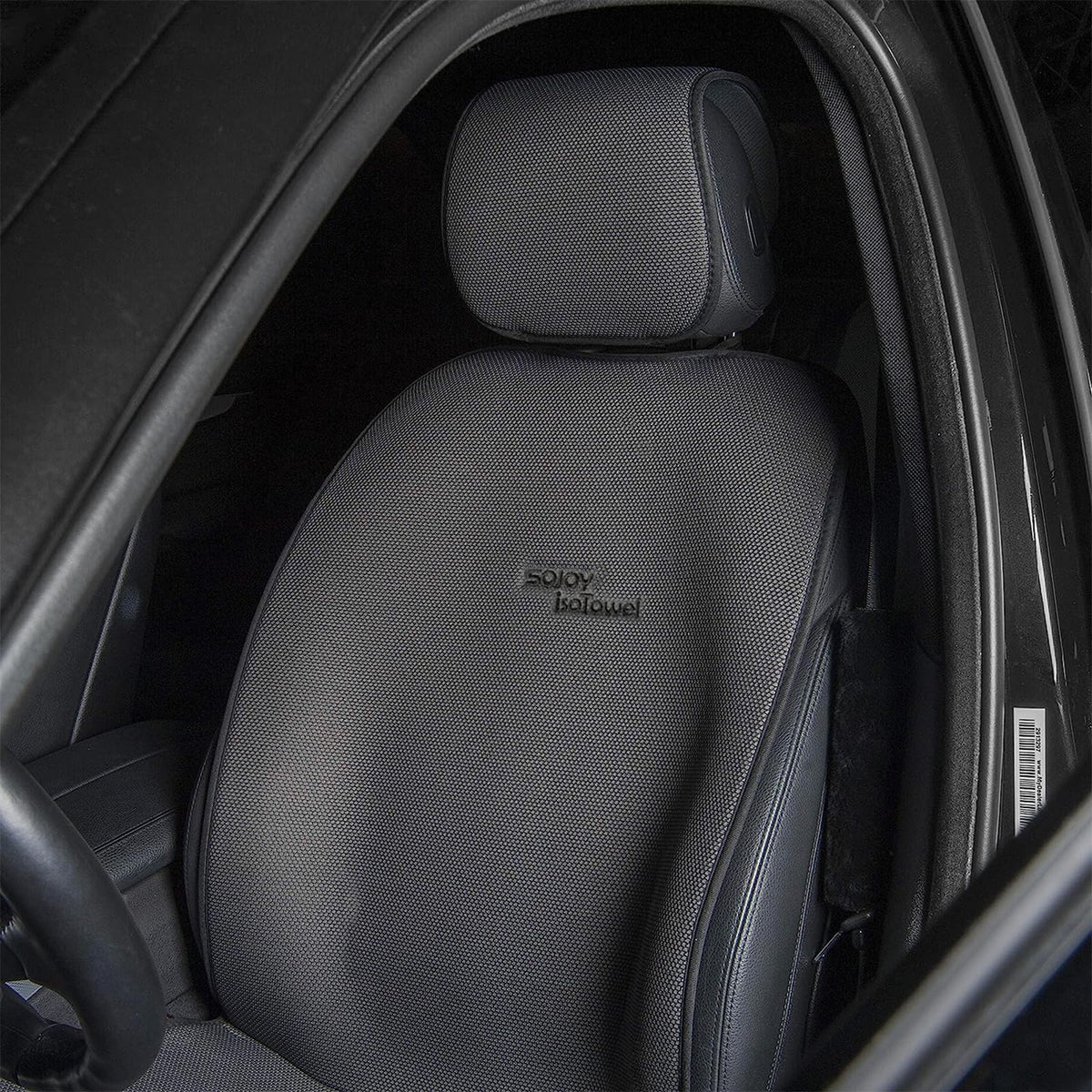 Sojoy lifestyle image moving from beach to car protecting seats from sand