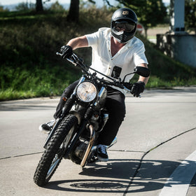 SP CONNECT SPC+ on a motorcycle handlebar during ride showing real-world vibration protection