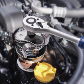 Spurtar three-jaw adapter mounted on ratchet for centered torque