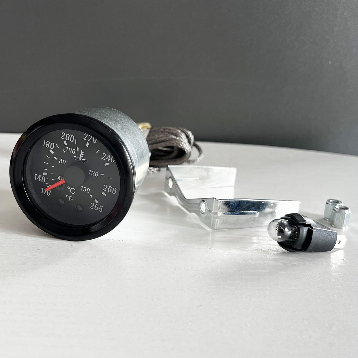 SREUOIL dial lit at night with yellow LED improving visibility benefit