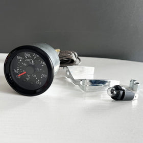 SREUOIL dial lit at night with yellow LED improving visibility benefit