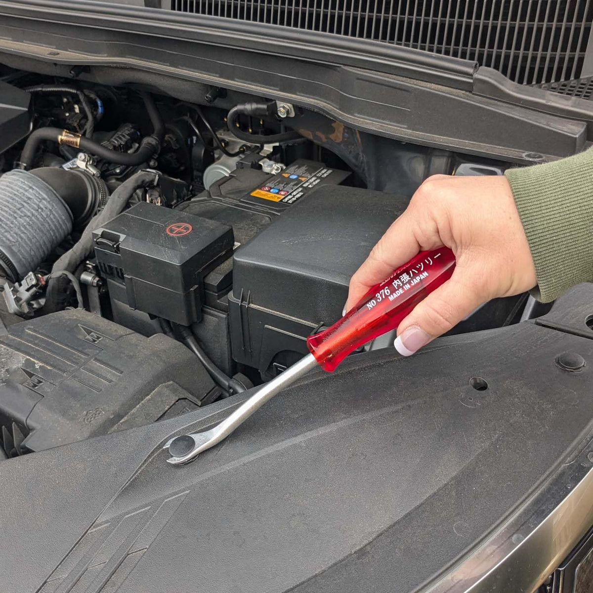 Sunflag tool in use on door panel illustrating safe clip extraction without damage