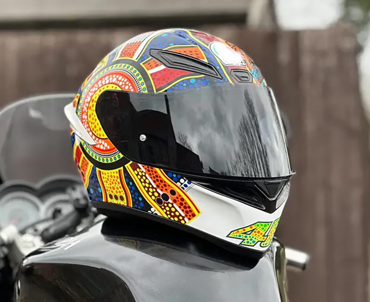 TAOHOM close-up of visor tint and polycarbonate texture for glare reduction