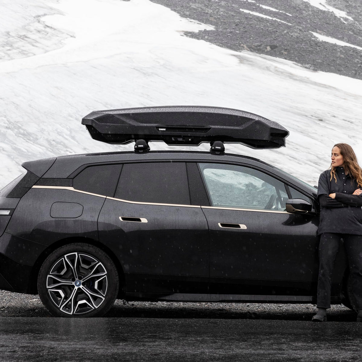 Thule Motion 3 XXL open lid with wide handle for smooth one-handed access