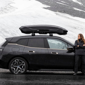 Thule Motion 3 XXL open lid with wide handle for smooth one-handed access