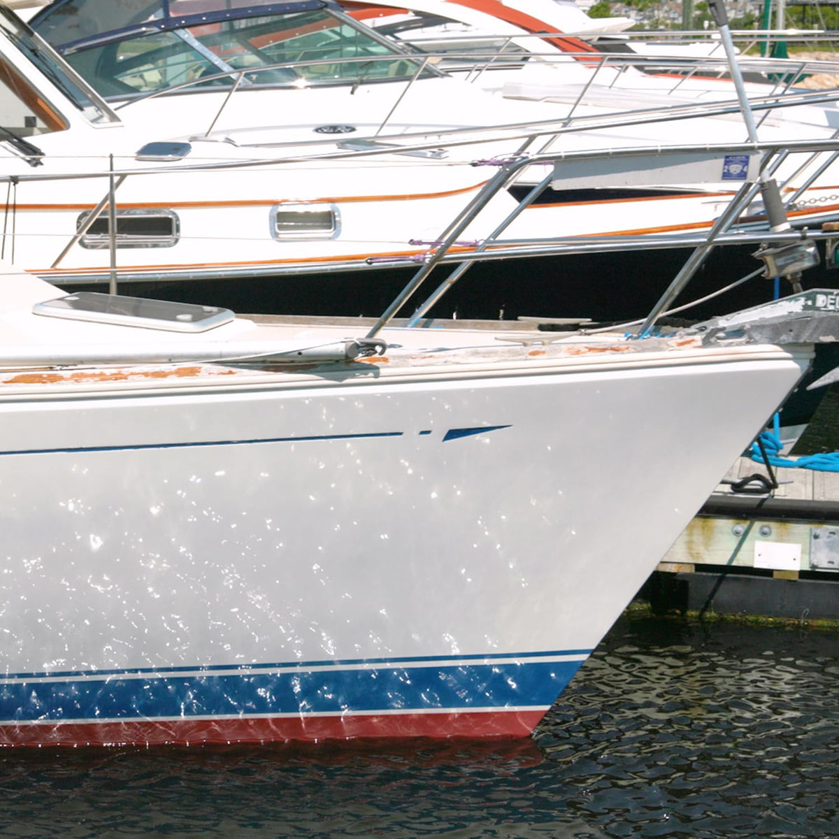TotalBoat TotalBuff dispensed on wool pad demonstrating pad compatibility and cut