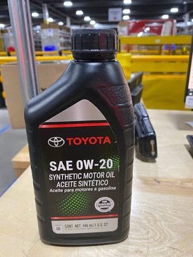 TOYOSPEED synthetic oil close-up texture highlighting smooth flow and protective film