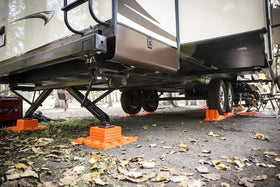 Tri-Lynx cap leveling tops detail image showing secure fit and even weight distribution benefit