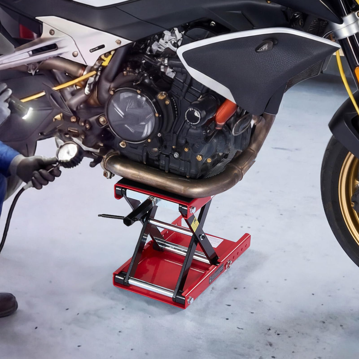 VEVOR beside wheel showing scale and compatibility with common bikes
