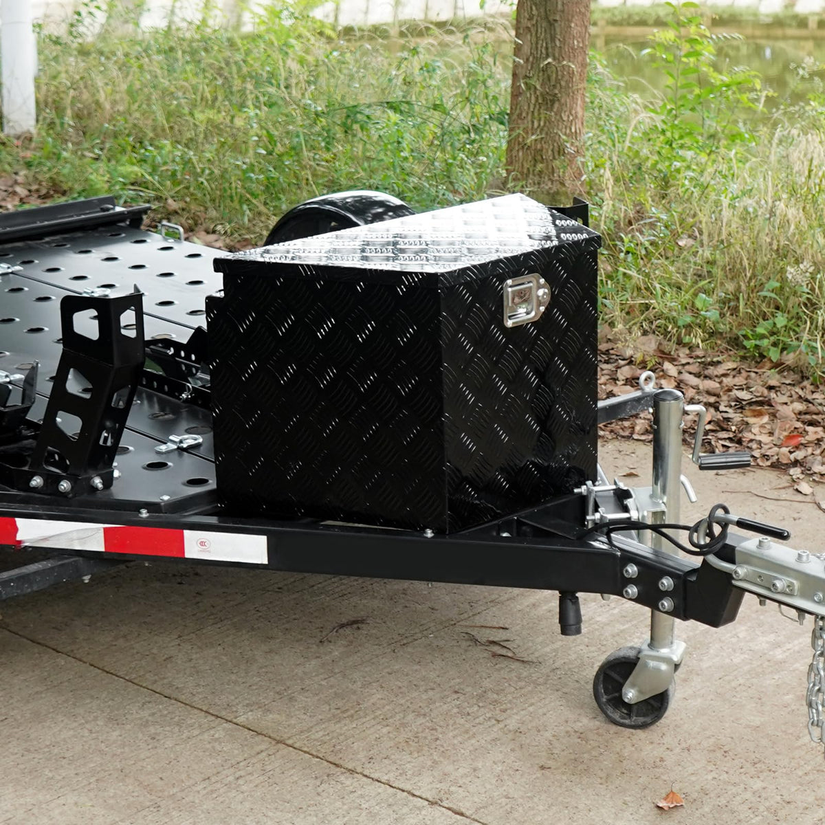 VEVOR lid shedding water showing weather resistance and protection