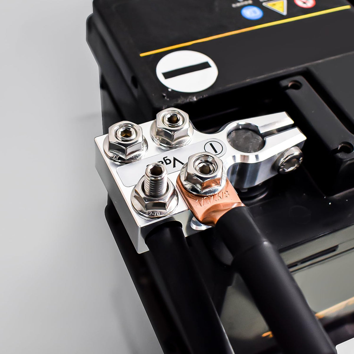 Vgate terminal with heavy-gauge cable attached showing reliable high-amperage connectivity