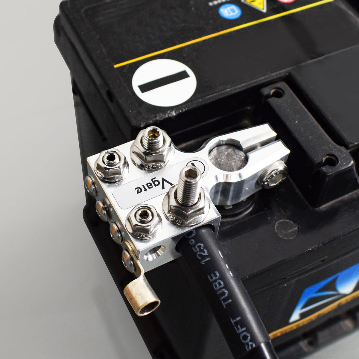 Vgate installed on car battery shows reliable fit on SAE/DIN/EN post