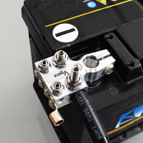 Vgate installed on car battery shows reliable fit on SAE/DIN/EN post