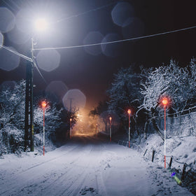 VRIEZOP reflectors guiding a snowplow along driveway illustrating safer winter navigation