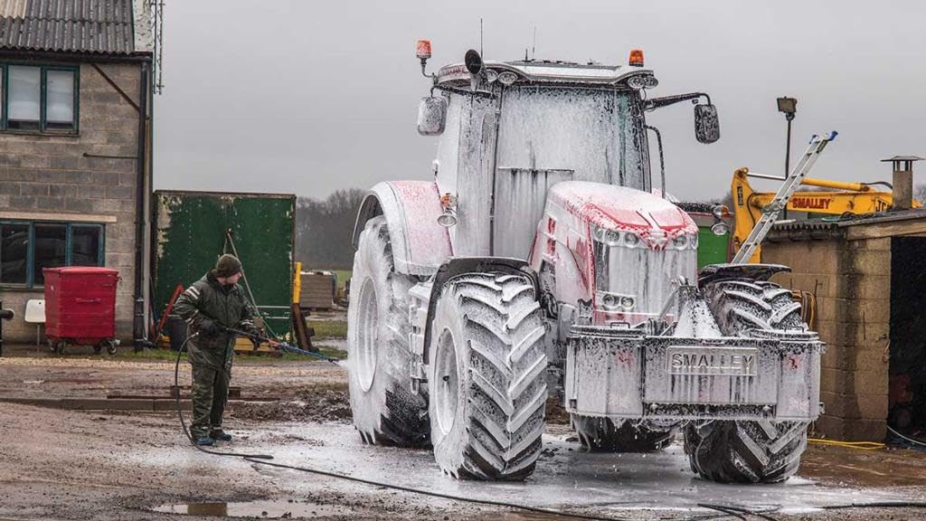 W close-up of thick foam lather demonstrating lift and soil suspension benefit