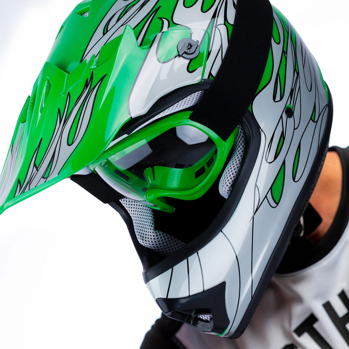 XFMT anti-fog goggles and anti-slip gloves included for ready-to-ride safety