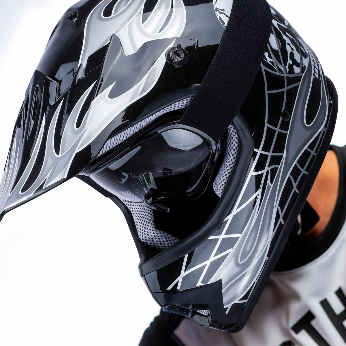 XFMT goggles anti-fog lens detail for clear vision and dust protection