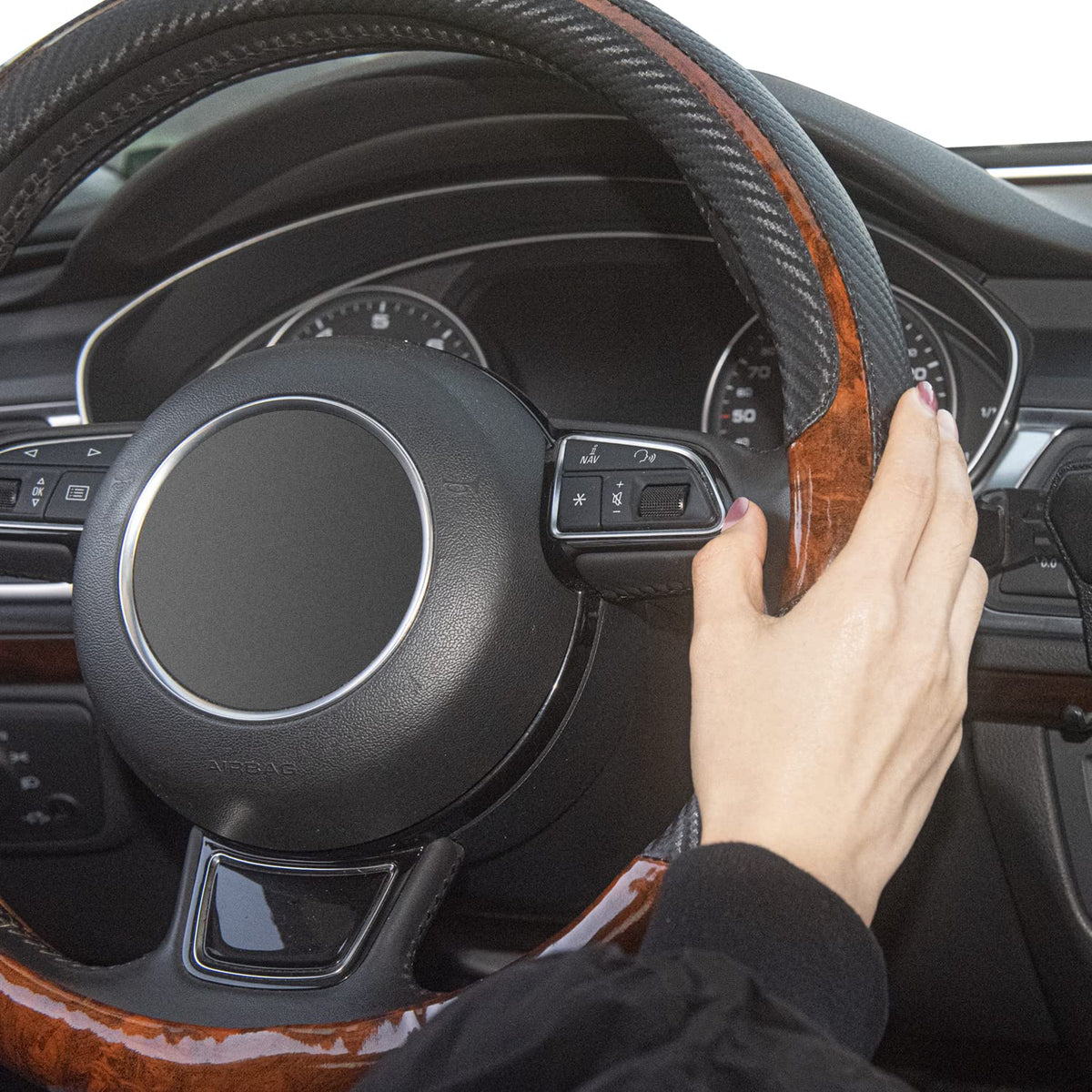 Xizopucy cover fitted on steering wheel to demonstrate correct 14½–15 inch sizing