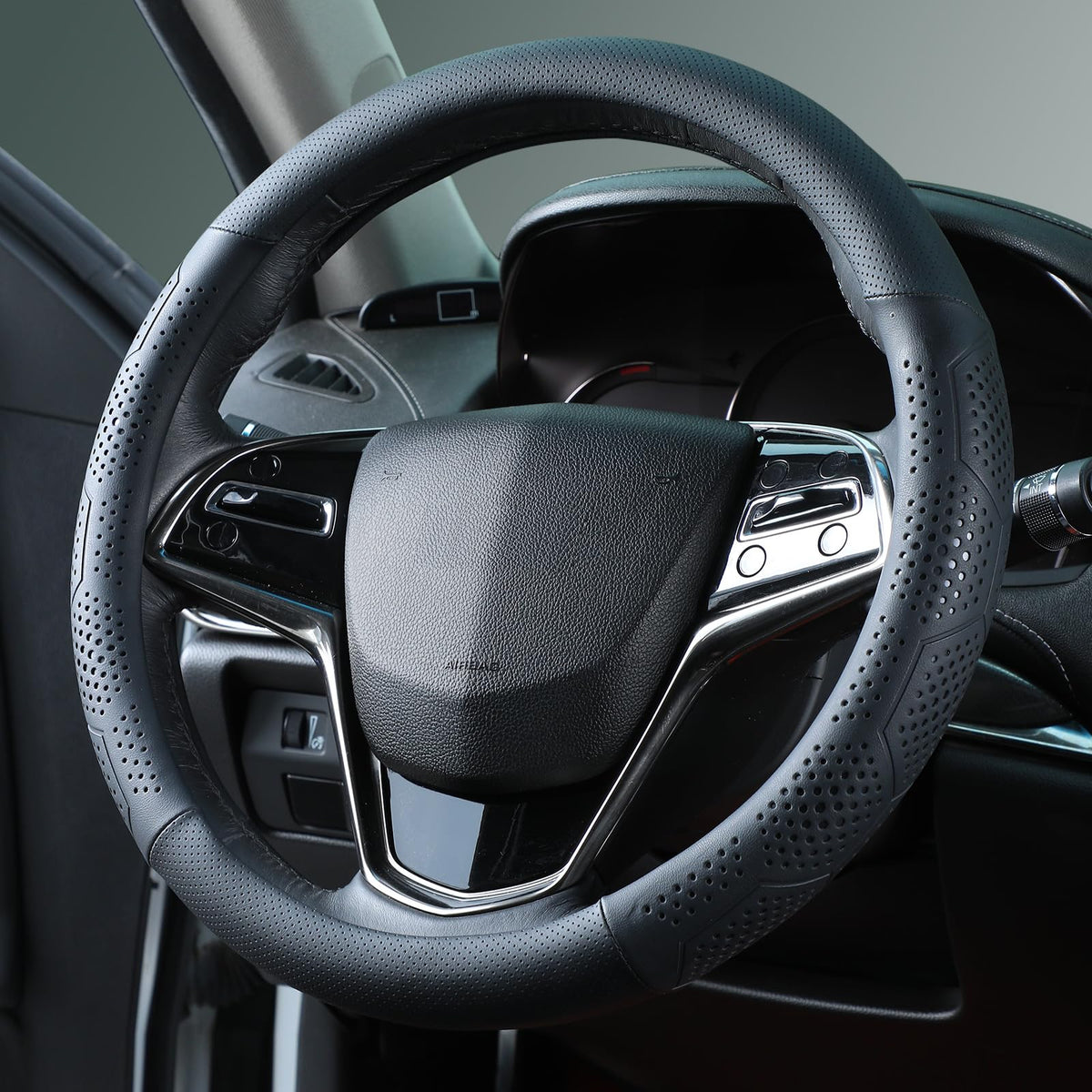 Yangday front view of steering wheel cover showing fit and design benefit